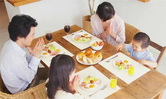 家族でご飯をいただく風景